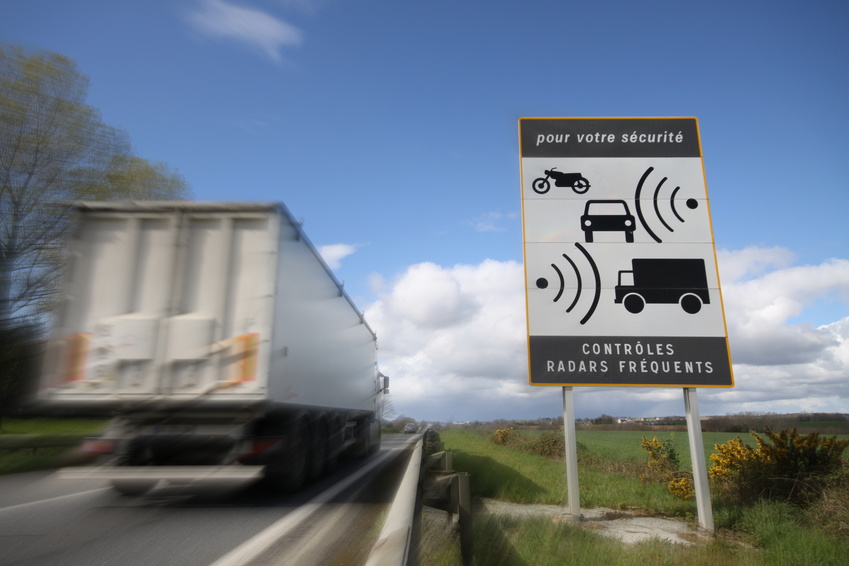 à quelle distance flash une voiture radar