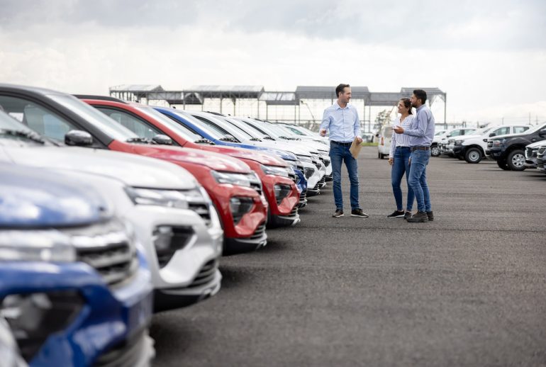 1698062565960_how-to-start-used-car-dealership-ecarstrade-6_01HDE6N11370VNHPV3XAZETE9J